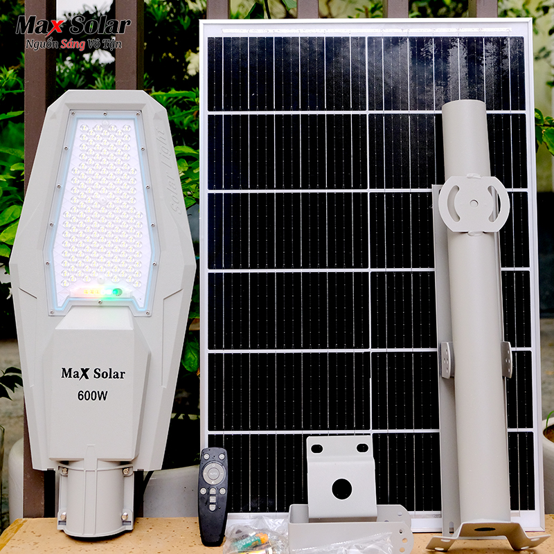 Bộ đèn năng lượng mặt trời phi thuyền 600w Maxsolar