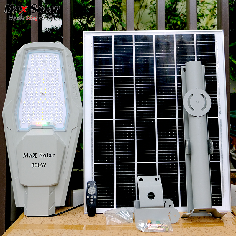 Bộ đèn năng lượng mặt trời phi thuyền 800w