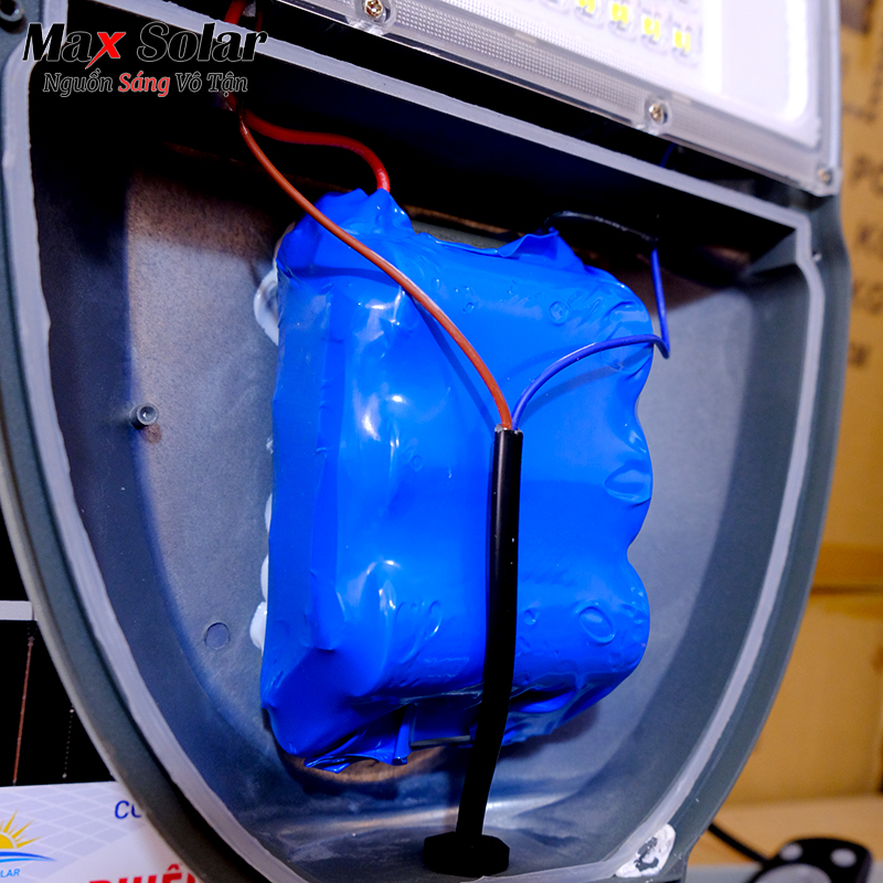 Pin lưu trữ lên tới 72.000 mAh của đèn nlmt