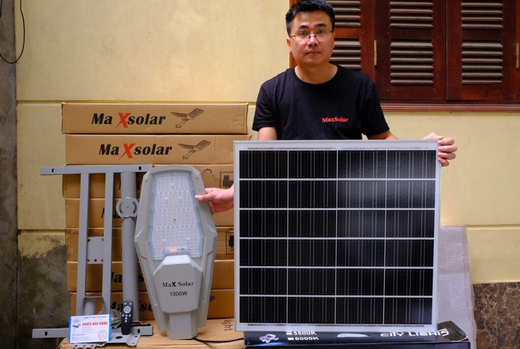 Đèn 1000W phi thuyền năng lượng mặt trời Maxsolar